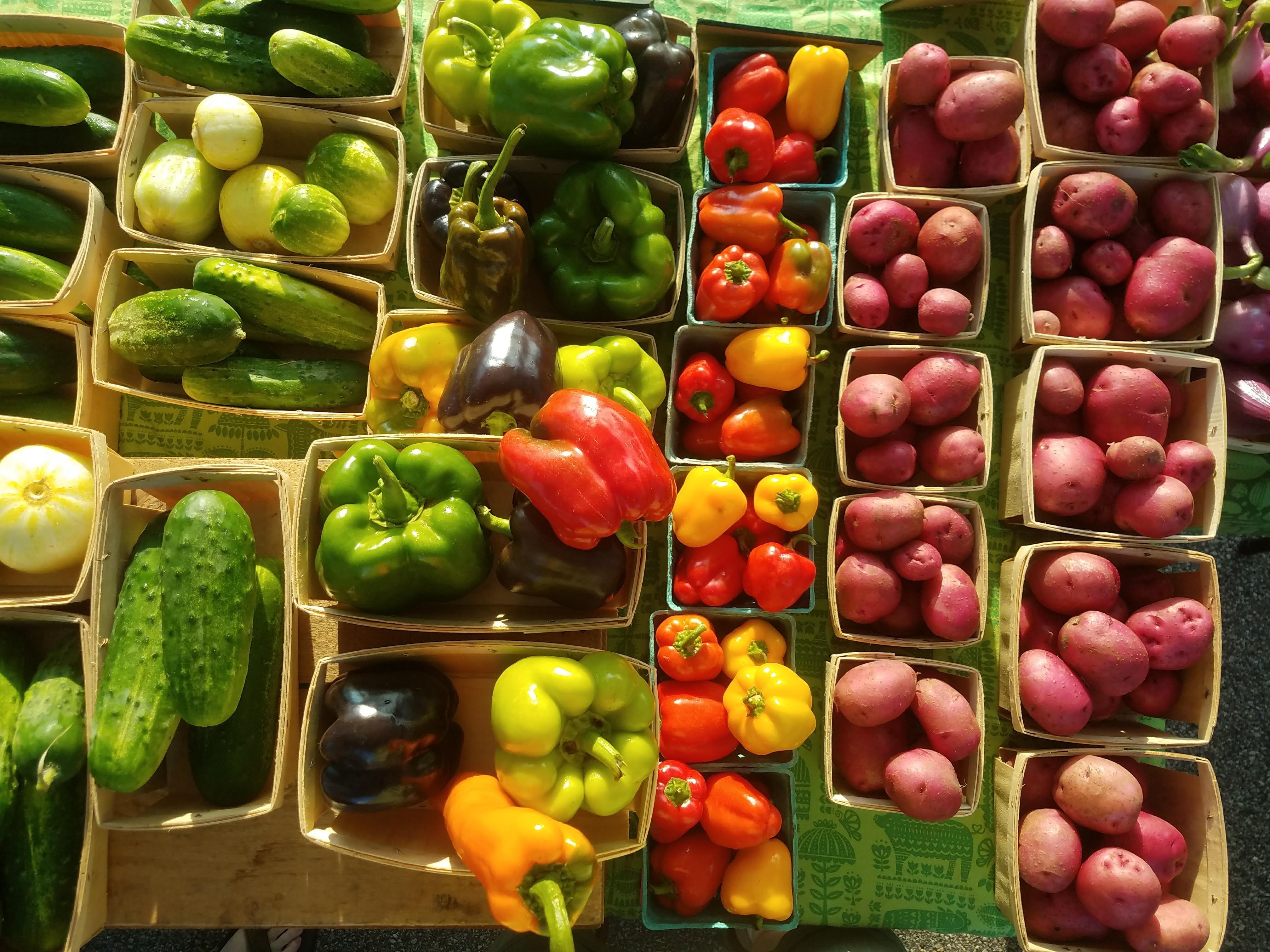 colorful-veggies-in-trays-on-market-table
